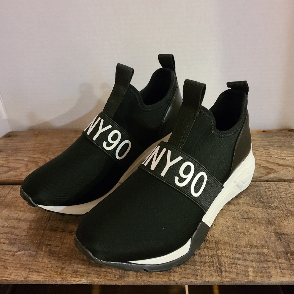 NEW Steve Madden MNY90 walking shoes